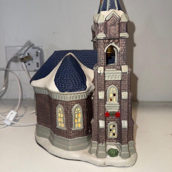 2019 "COUNTRY CHARM" SEASONAL HAND PAINTED CHURCH w/ Original Box - Picture 6 of 9